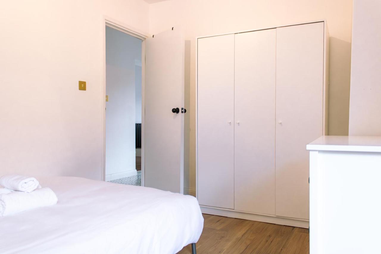 Nice 4 Bedroom Apartment Near City Centre 2-Min Walk To Metro !! Business & Family Friendly!! Лондон Екстериор снимка