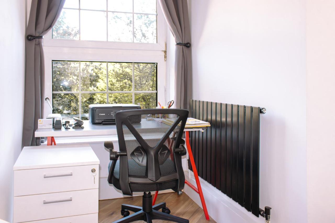 Nice 4 Bedroom Apartment Near City Centre 2-Min Walk To Metro !! Business & Family Friendly!! Лондон Екстериор снимка