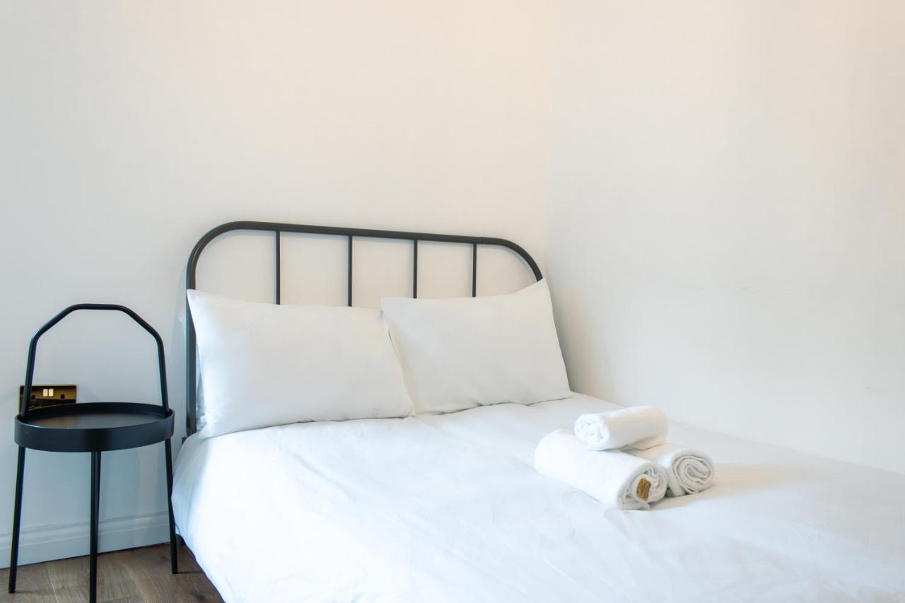 Nice 4 Bedroom Apartment Near City Centre 2-Min Walk To Metro !! Business & Family Friendly!! Лондон Екстериор снимка