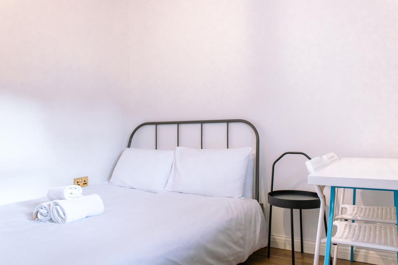Nice 4 Bedroom Apartment Near City Centre 2-Min Walk To Metro !! Business & Family Friendly!! Лондон Екстериор снимка