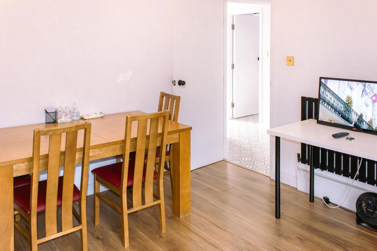 Nice 4 Bedroom Apartment Near City Centre 2-Min Walk To Metro !! Business & Family Friendly!! Лондон Екстериор снимка