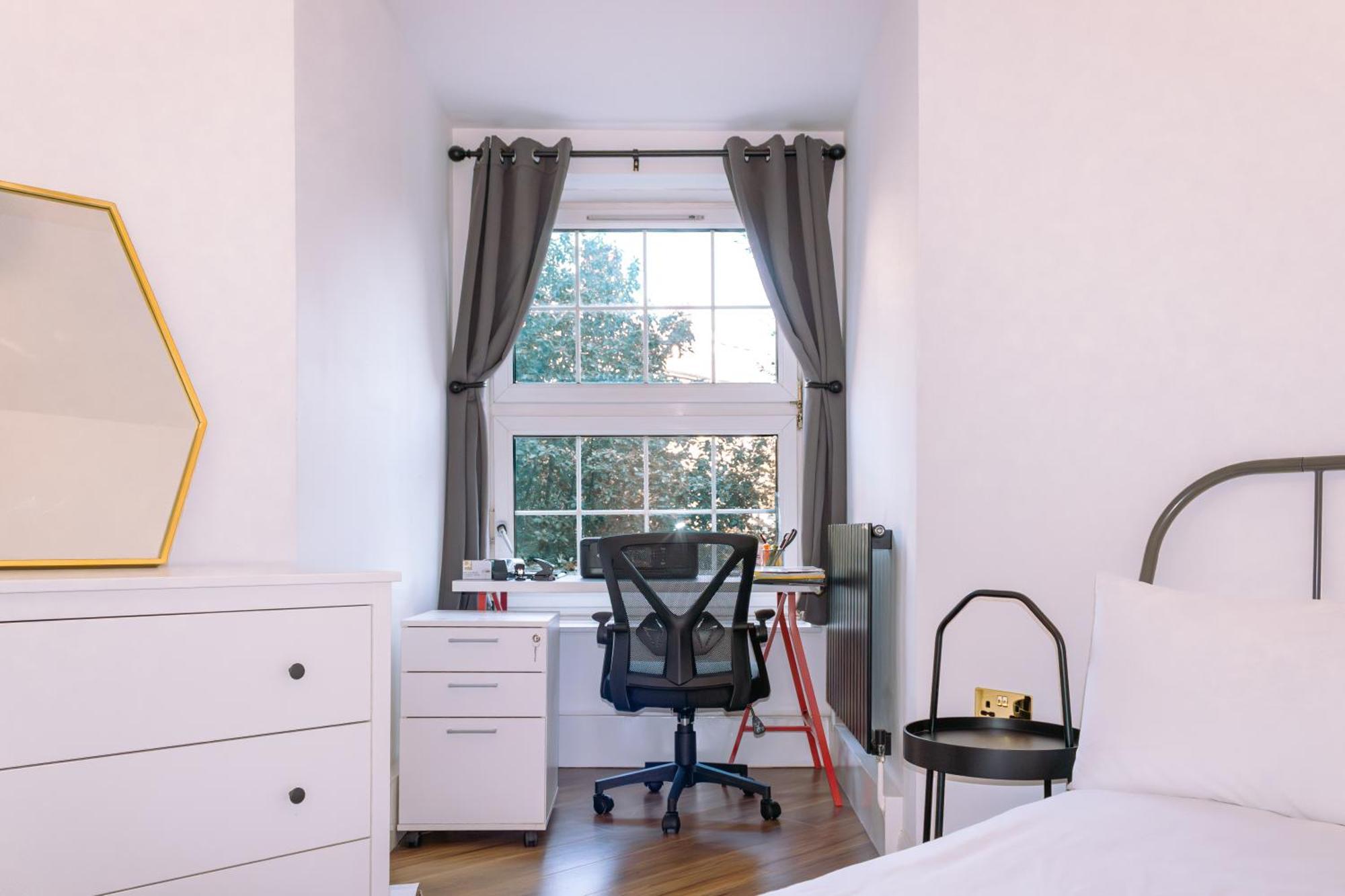 Nice 4 Bedroom Apartment Near City Centre 2-Min Walk To Metro !! Business & Family Friendly!! Лондон Екстериор снимка